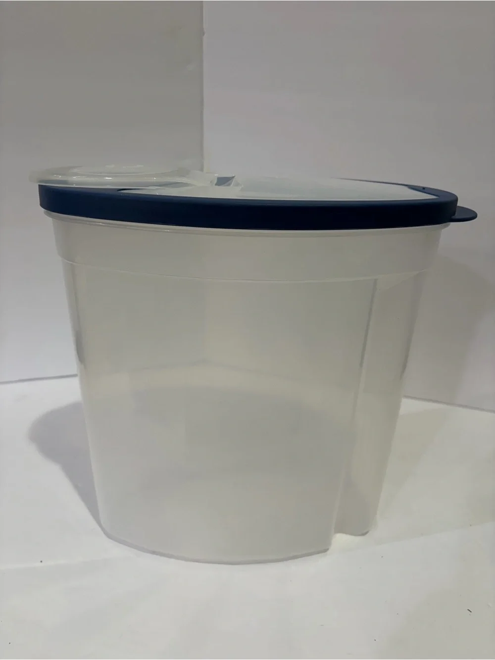 Vintage Rubbermaid Servin’ Saver Flex Seal Cereal Keeper EUC